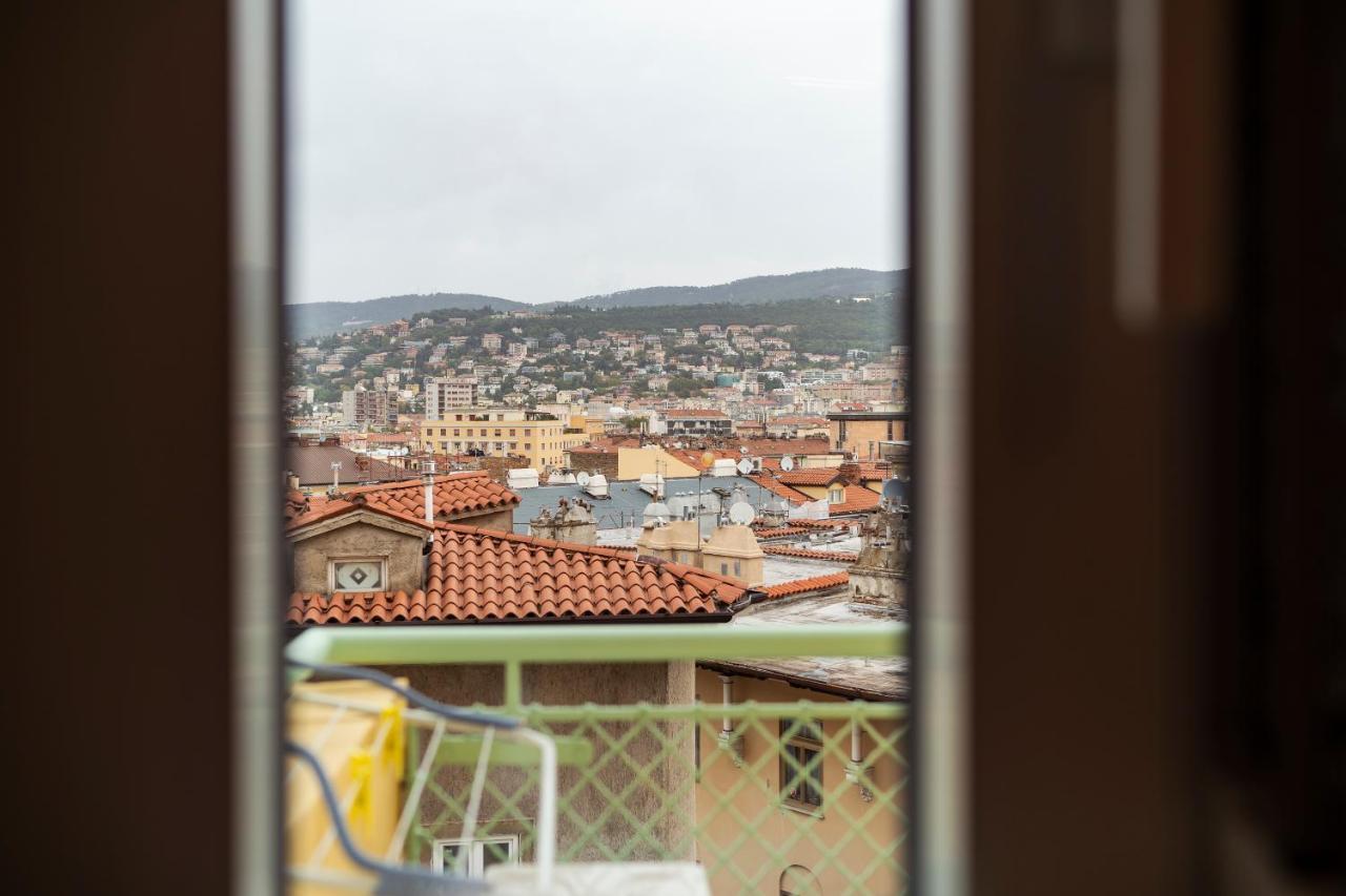 San Giusto Elegante Bilocale Con Balcone E Vista Apartment Trieste Luaran gambar