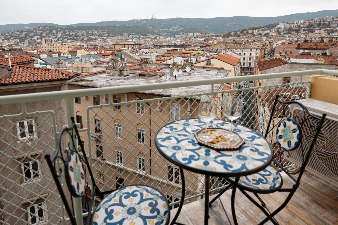 San Giusto Elegante Bilocale Con Balcone E Vista Apartment Trieste Luaran gambar